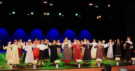 Mladi plesalci pod vodstvom mentoric Petre Fajdiga in Lucije Gregorc so s plesom navdušili polno dvorano